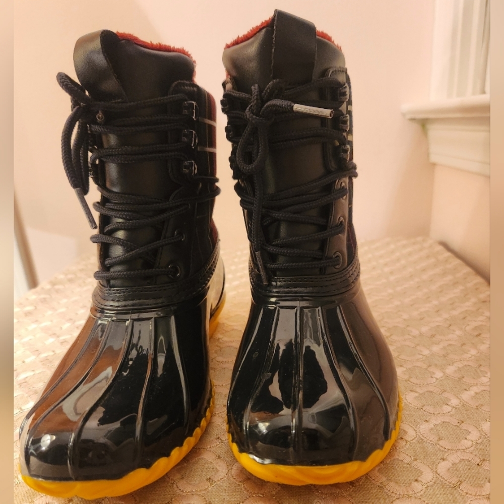 NIB Tommy Hilfiger Women's Hessa Duck Boots Size 7, Navy - Picture 4 of 10